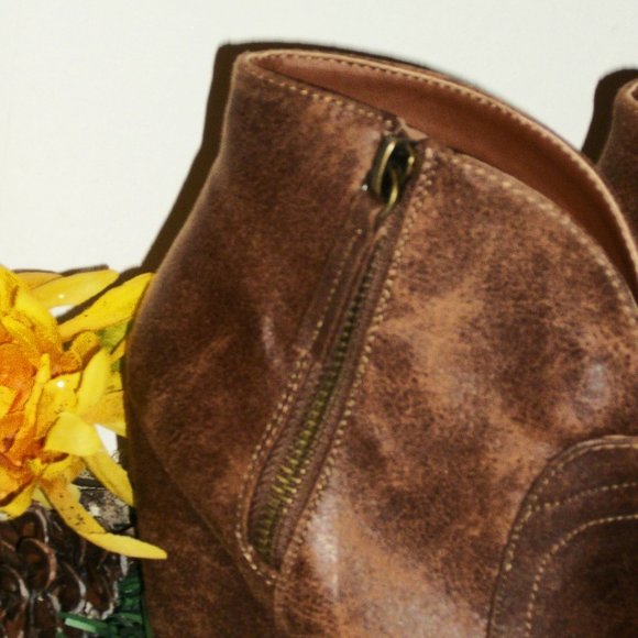 QUPID Sz 5.5 NEW Brown Distressed Look Faux Leather Booties 3 1/4 Wedge Side Zip - Picture 2 of 14